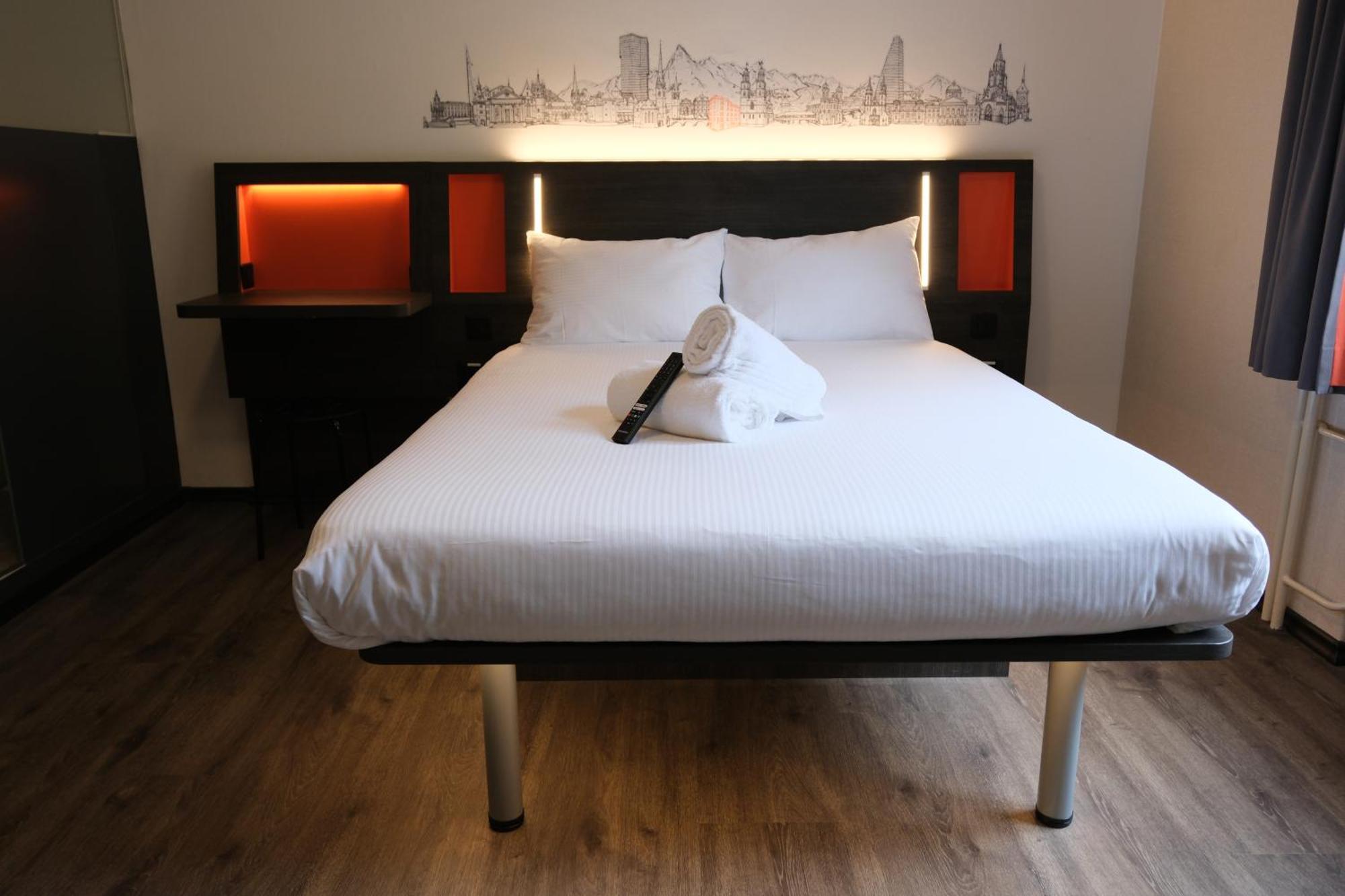 Easyhotel Zuerich Main Station Bagian luar foto