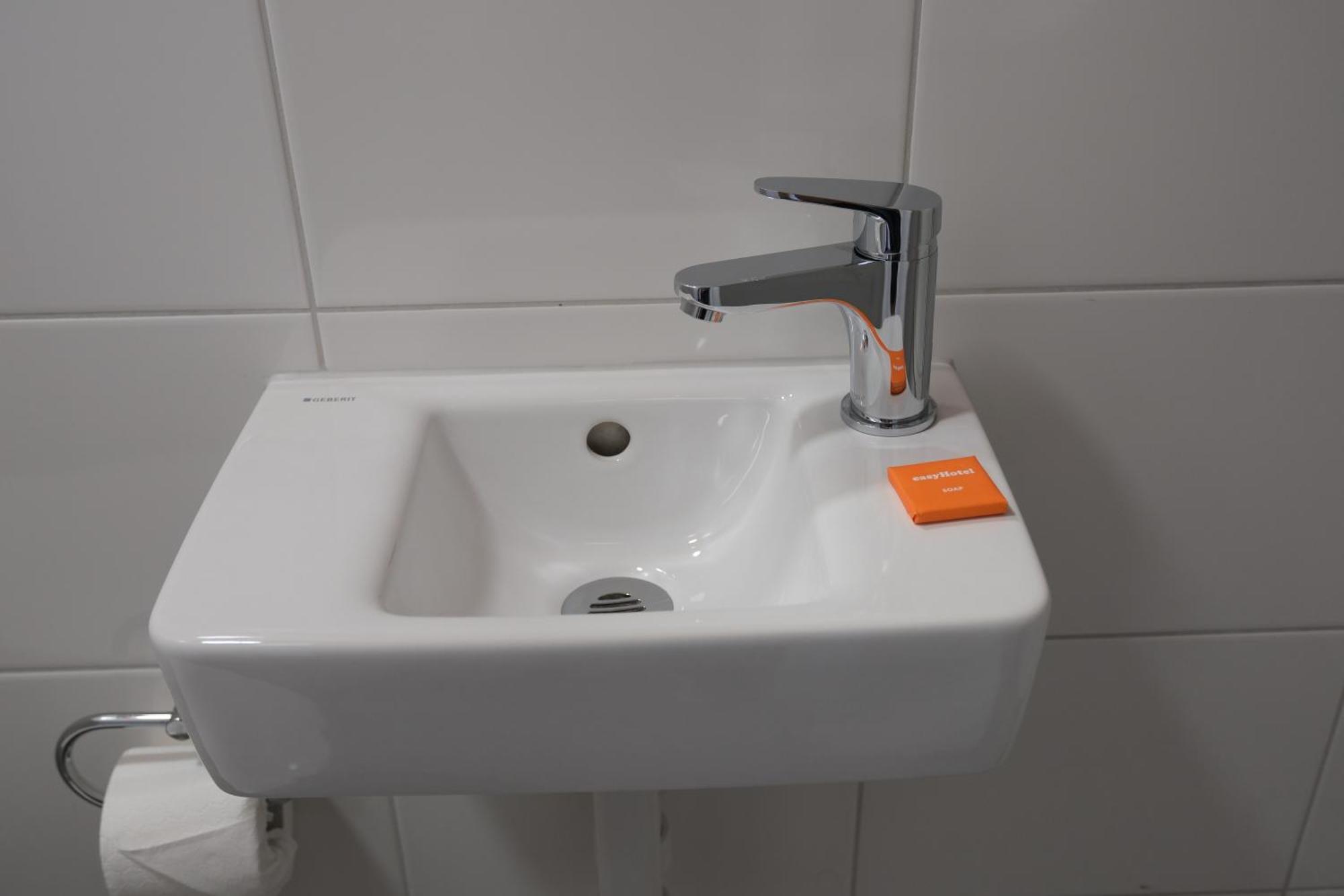 Easyhotel Zuerich Main Station Bagian luar foto