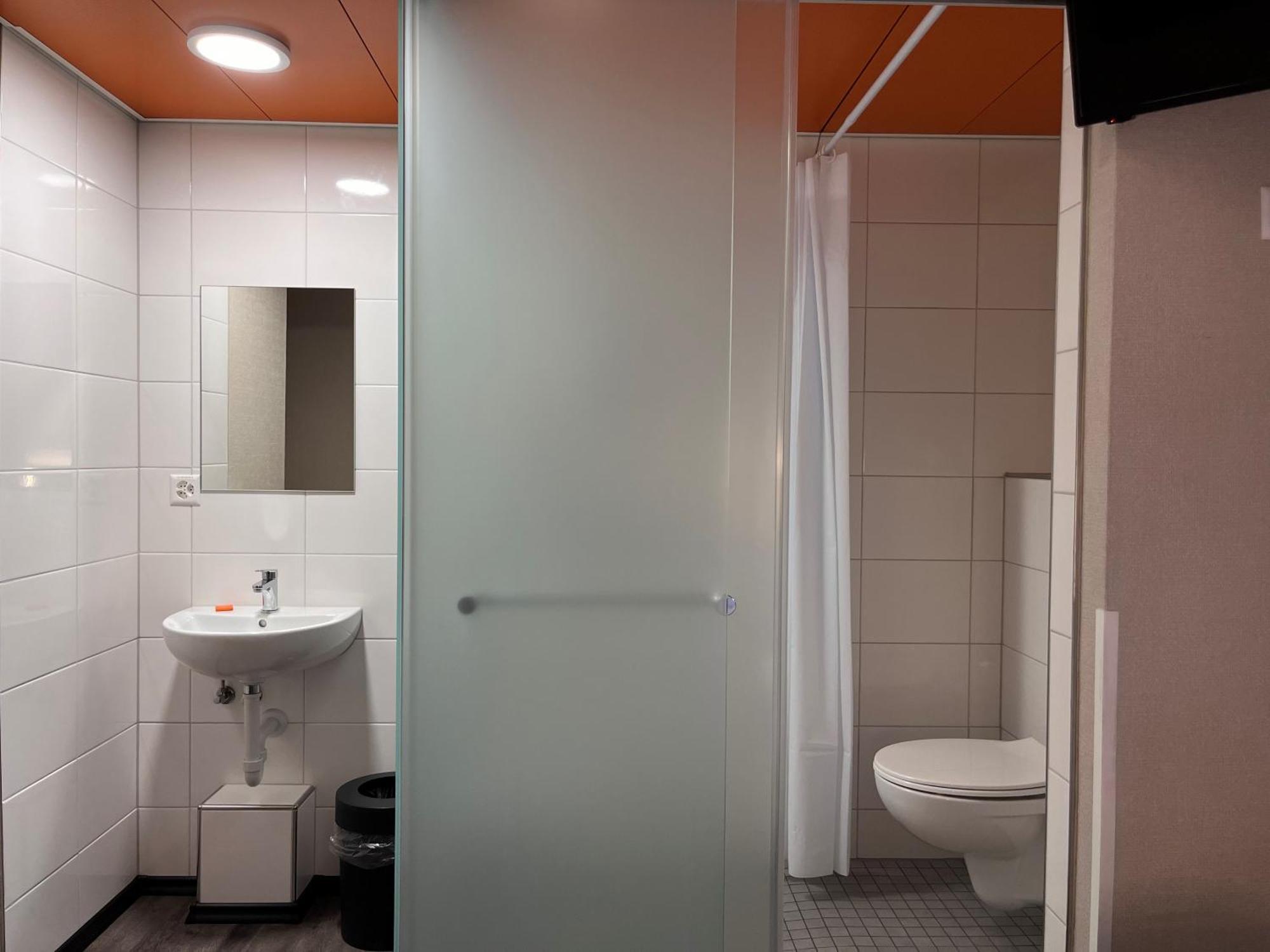 Easyhotel Zuerich Main Station Bagian luar foto