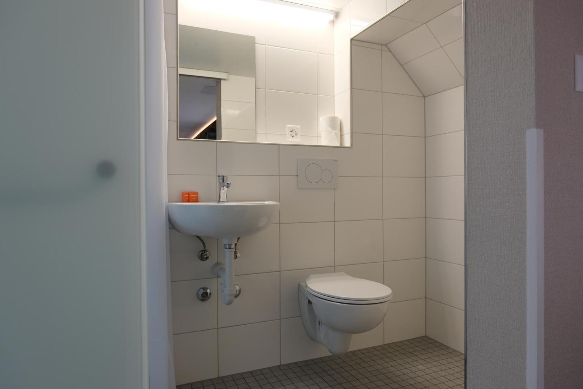 Easyhotel Zuerich Main Station Bagian luar foto