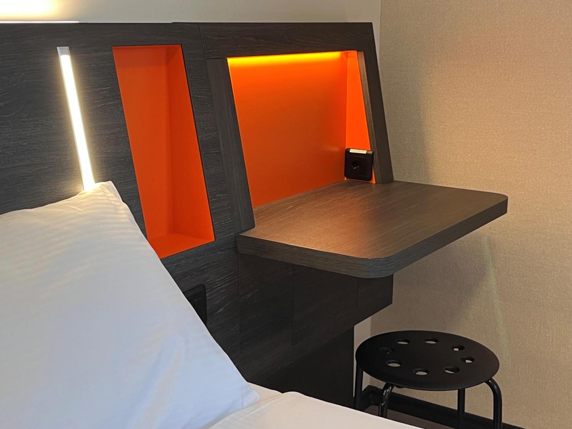 Easyhotel Zuerich Main Station Bagian luar foto