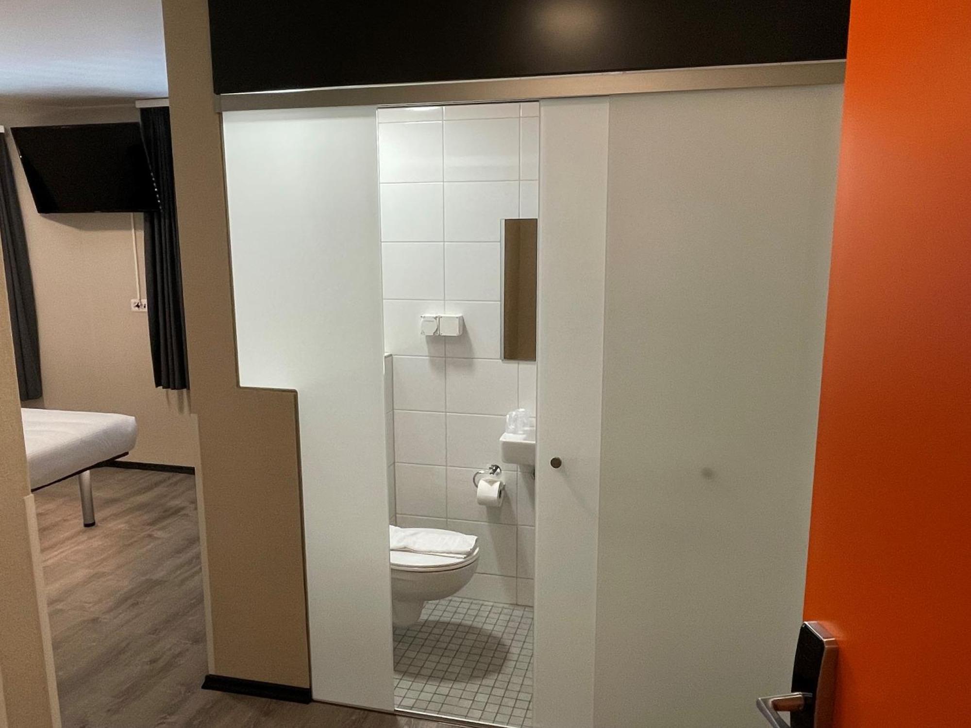 Easyhotel Zuerich Main Station Bagian luar foto