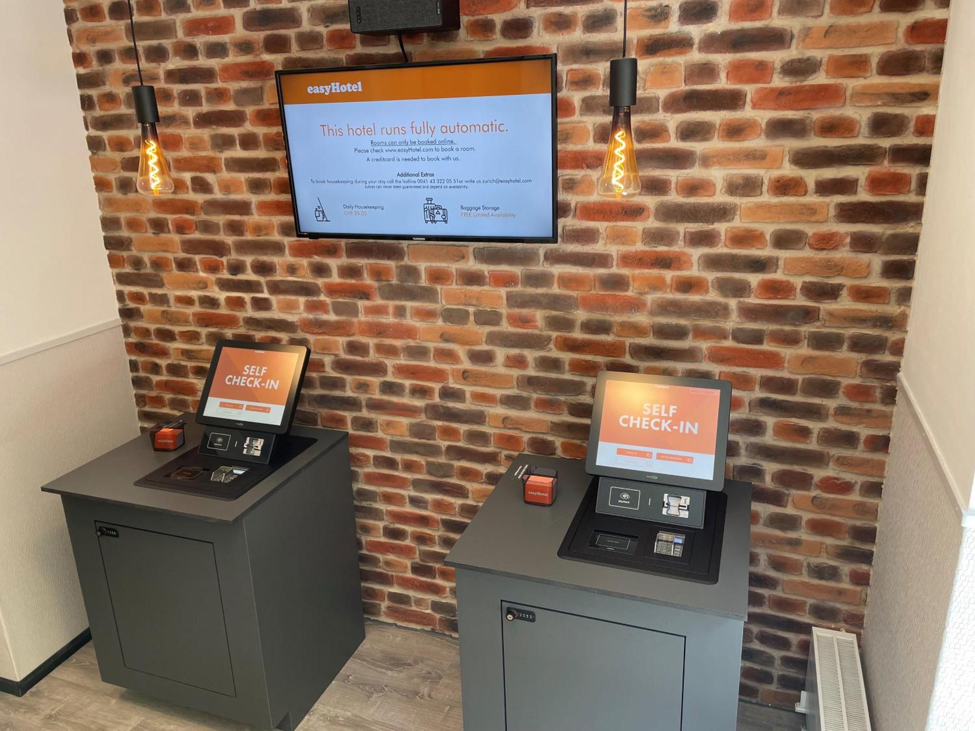 Easyhotel Zuerich Main Station Bagian luar foto